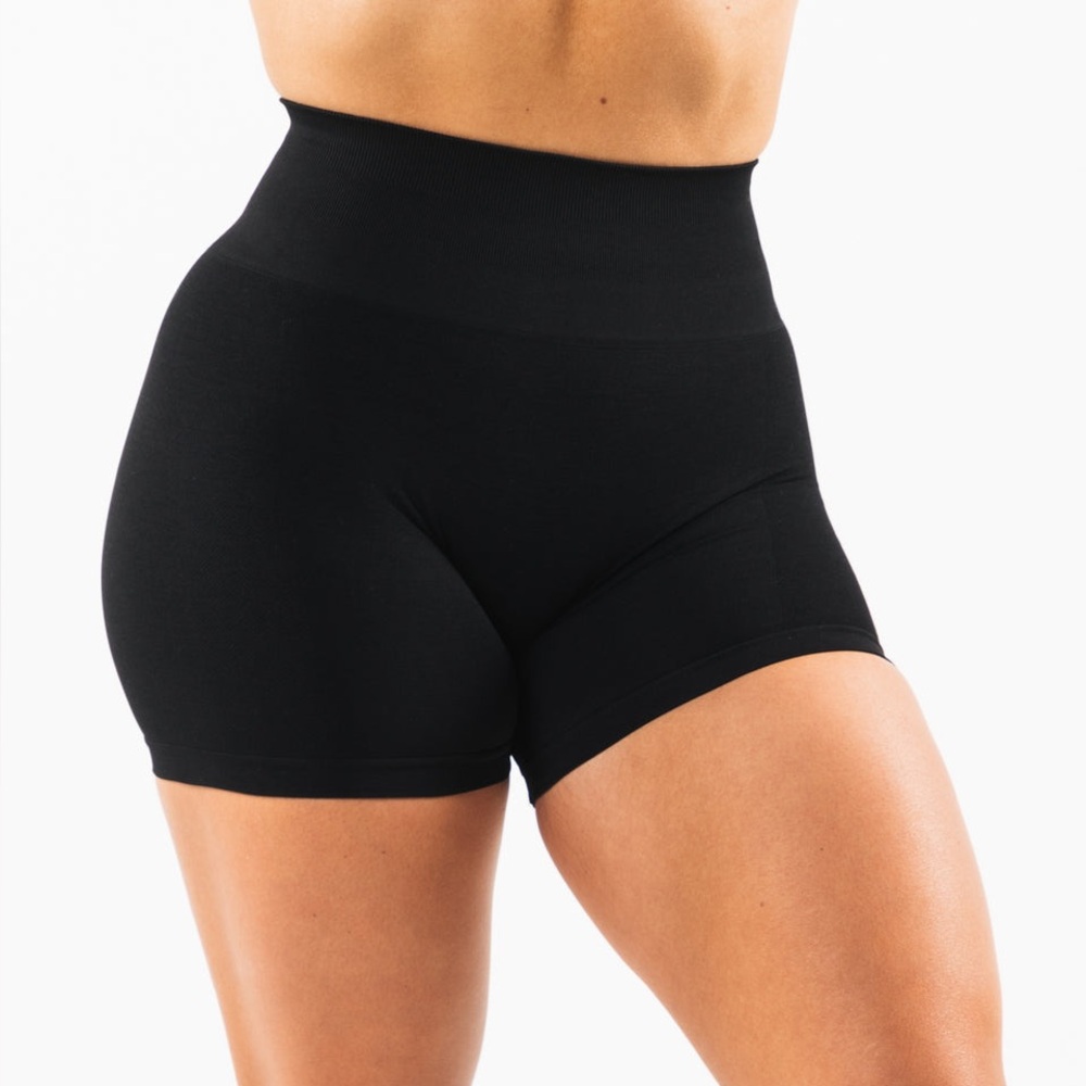 Alphalete AMPLIFY ULTRA-HIGH RISE SHORT - Picture 2 of 5